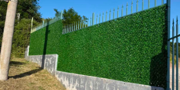 Gard cu iarba artificială verde instalat de un client ALEKBG