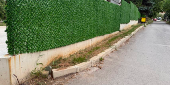 Instalare de garduri din iarba artificială realizată de client