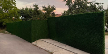 Gardul de iarba artificială ALEKBG instalat în aer liber