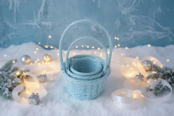 A-417 set de coșuri împletite bleu pastel într-un decor de iarnă de Crăciun