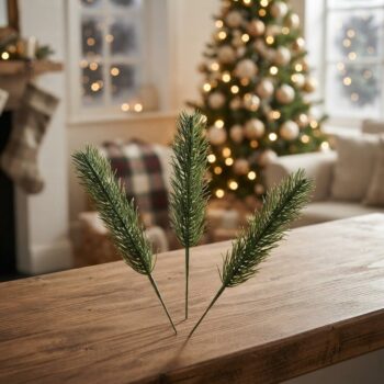 Crenguțe artificiale de pin verde – set decorativ, fotografie într-un decor de Crăciun