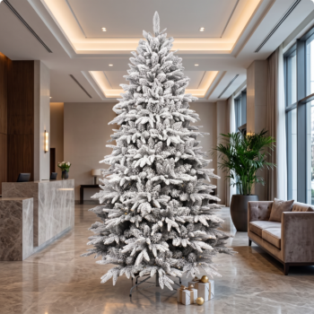 Brad artificial de Crăciun de 240 cm, cu efect de zăpadă, decorat într-un ambient de inspirație